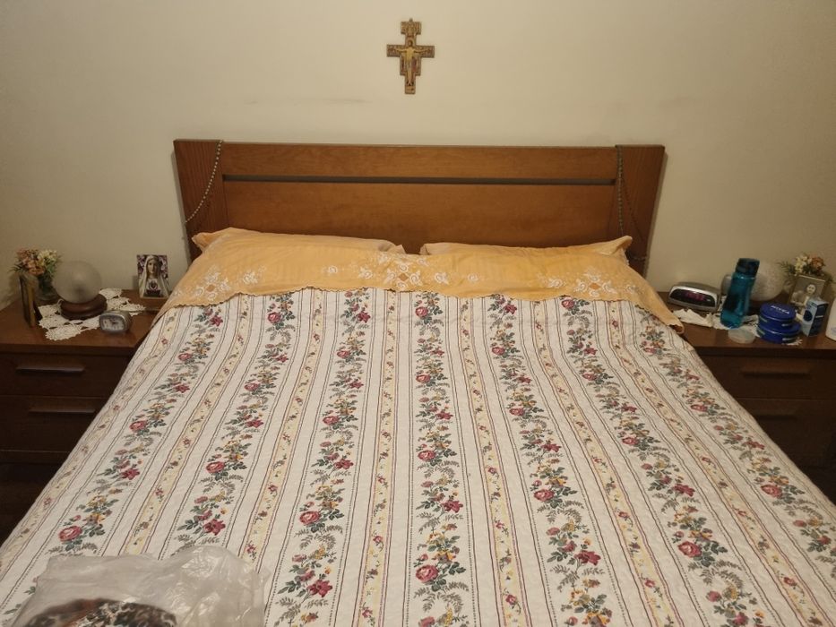 Cama de casal e duas mesas de cabeceira