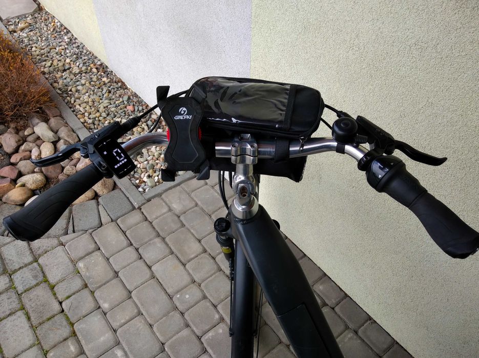 Dwa elektryczne rowery trekingowe