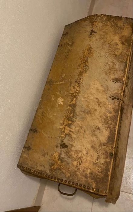 Baú arca em pele com pés removiveis