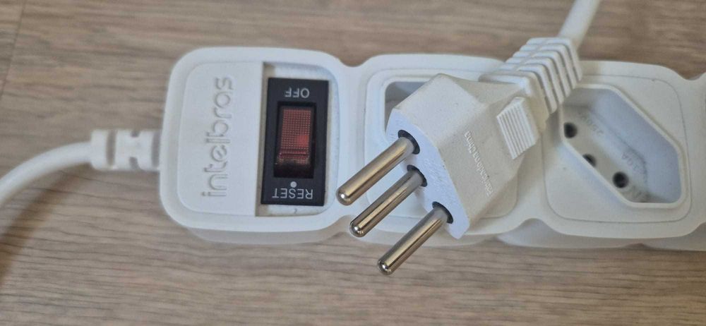 Tomada EPE 204 USB2 Intelbras + Protector eletrico Profissional