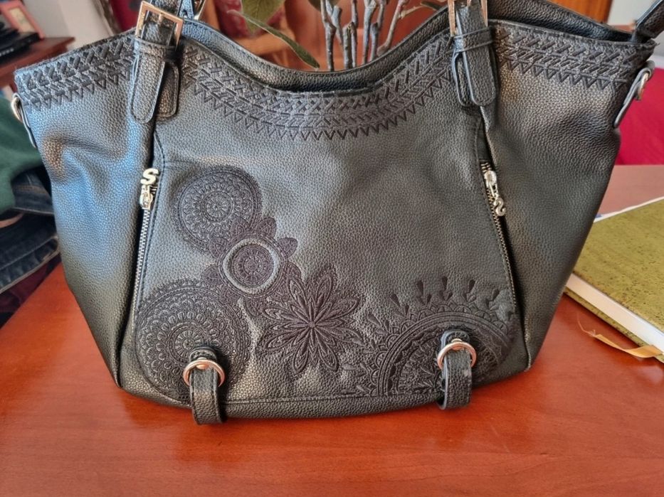 Mala da marca Desigual