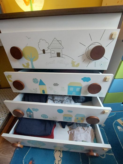 Movel Micuna de criança com rodas e  4 gavetas bem estimado