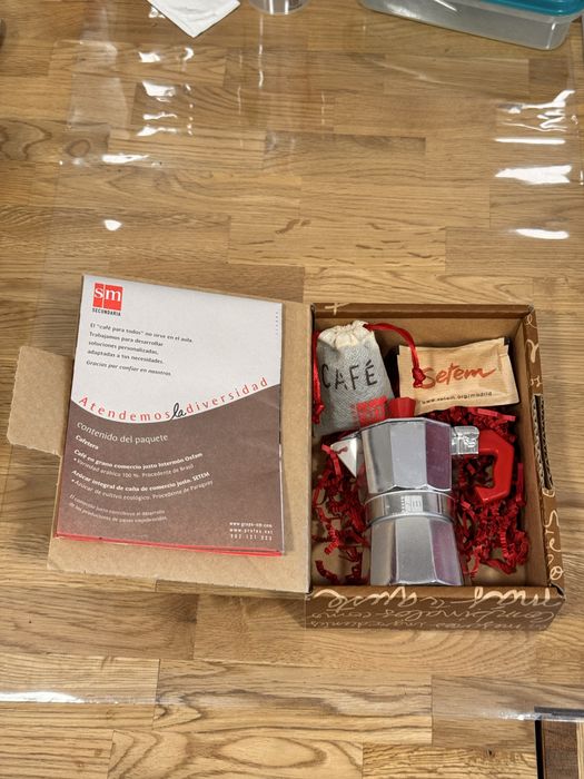 Kit Café Comércio Justo – Cafetera + Café + Açúcar