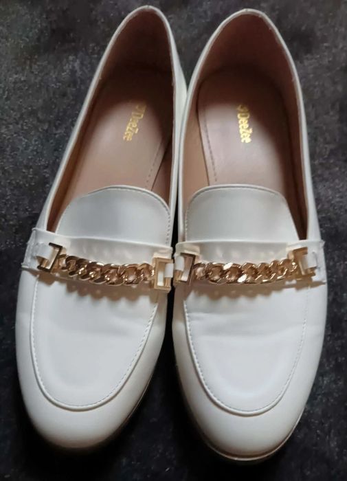 Pantofle, mokasyny,  buty z łańcuszkiem  Dee Zee