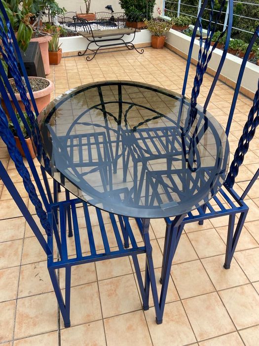 Mesa de ferro com o tampo de vidro com 4 cadeiras incluídas