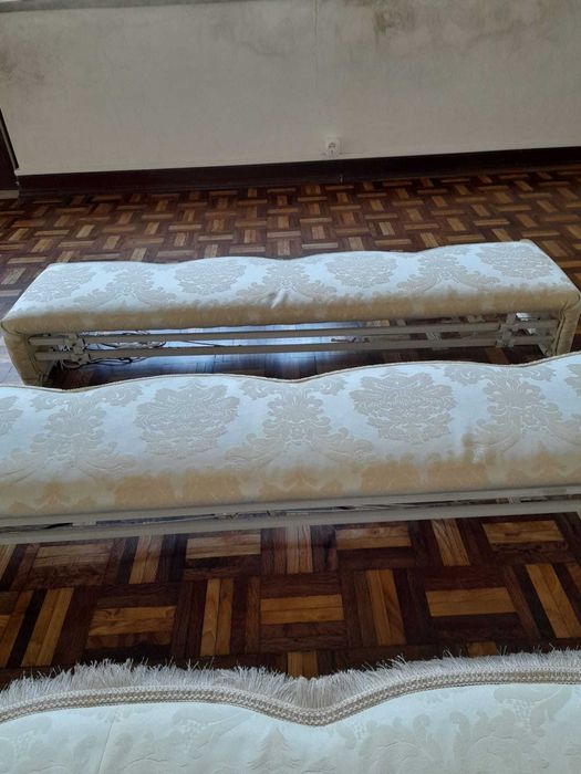 Cortinados com sanefa de madeira almofadada forrada com cortinado