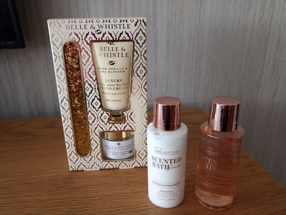 Kit para mãos composto por lima, esfoliante ecreme de mãos. Com oferta de mini gel duche e mini creme de corpo.
