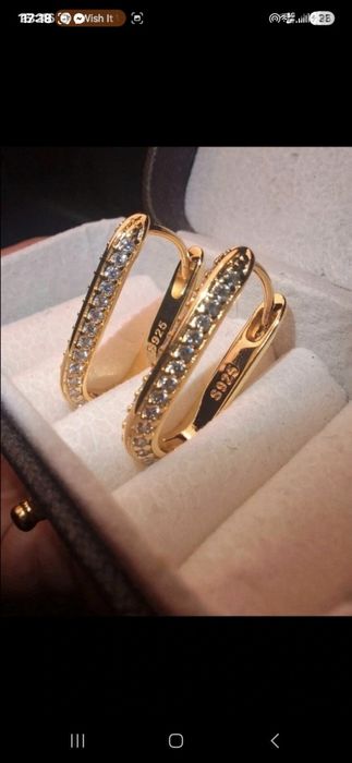 Brincos dourados com zirconias brilhantes