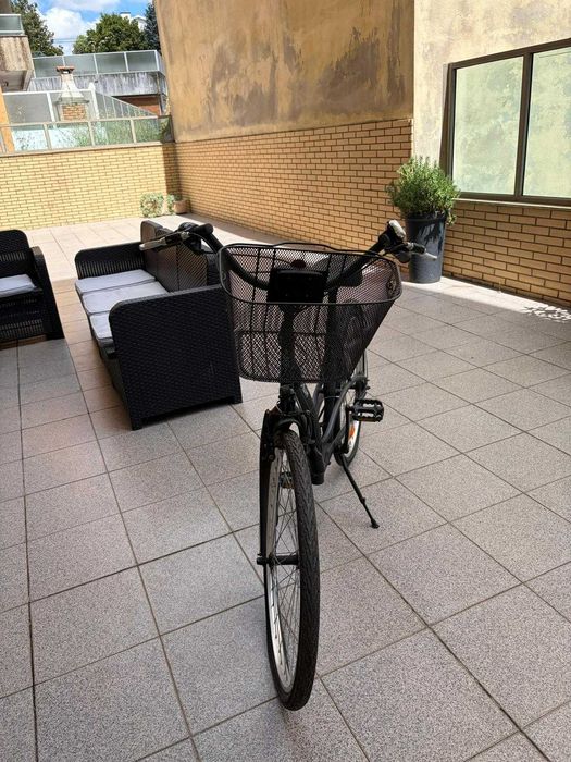 Bicicleta feminina com cesto.