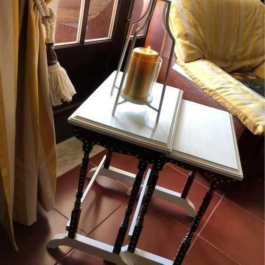 Duas mesas de Apoio, em madeira e tampos em branco, bom estado