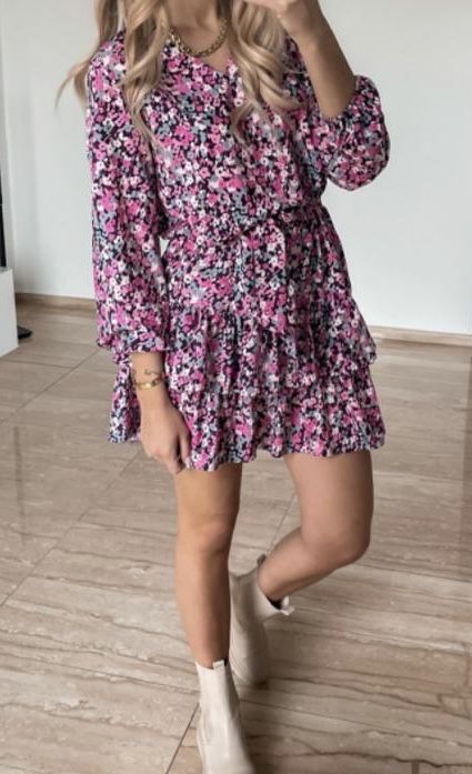 Sukienka w kwiatki z wiskozy