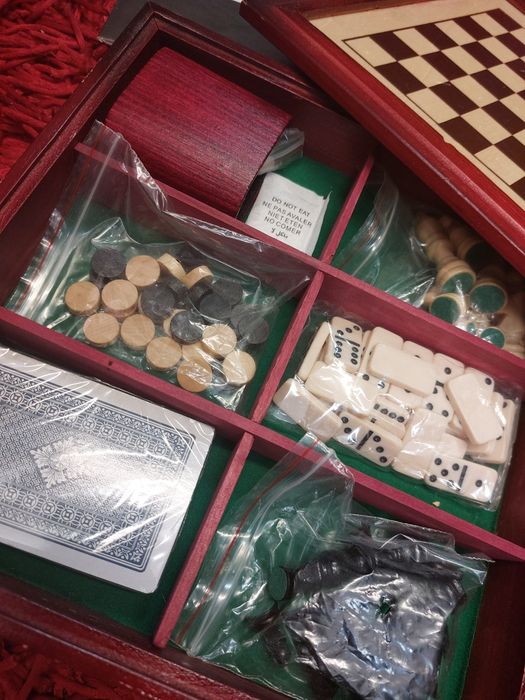Conjunto de 5 jogos multi-jogo em caixa de madeira 

- Xadrez 
- Damas
- Dominó 
- 1 baralho de cartas 
- Poker de dados 

Completo e em óptimo estado