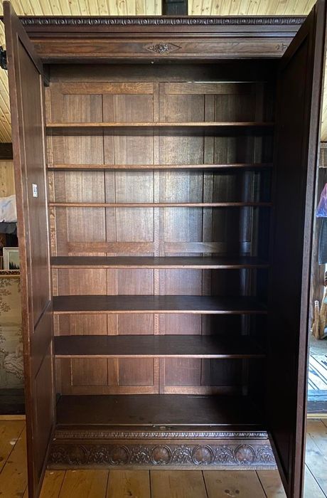 Вишукана шафа з ініціалами