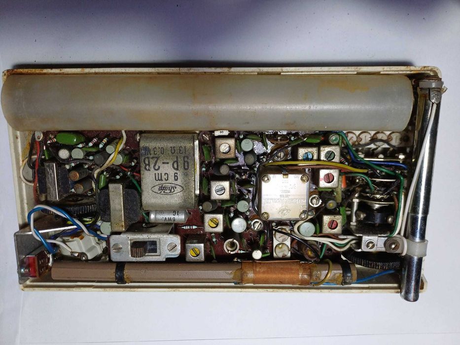 Rádio antigo a pilhas - Sharp