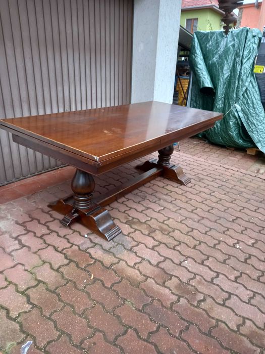 Duży ciemny drewniany stół.