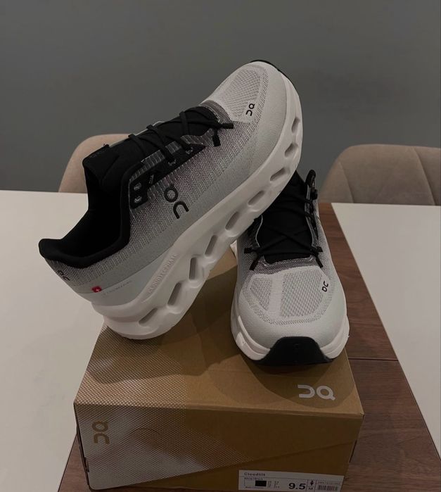 Cloudtilt preto e branco