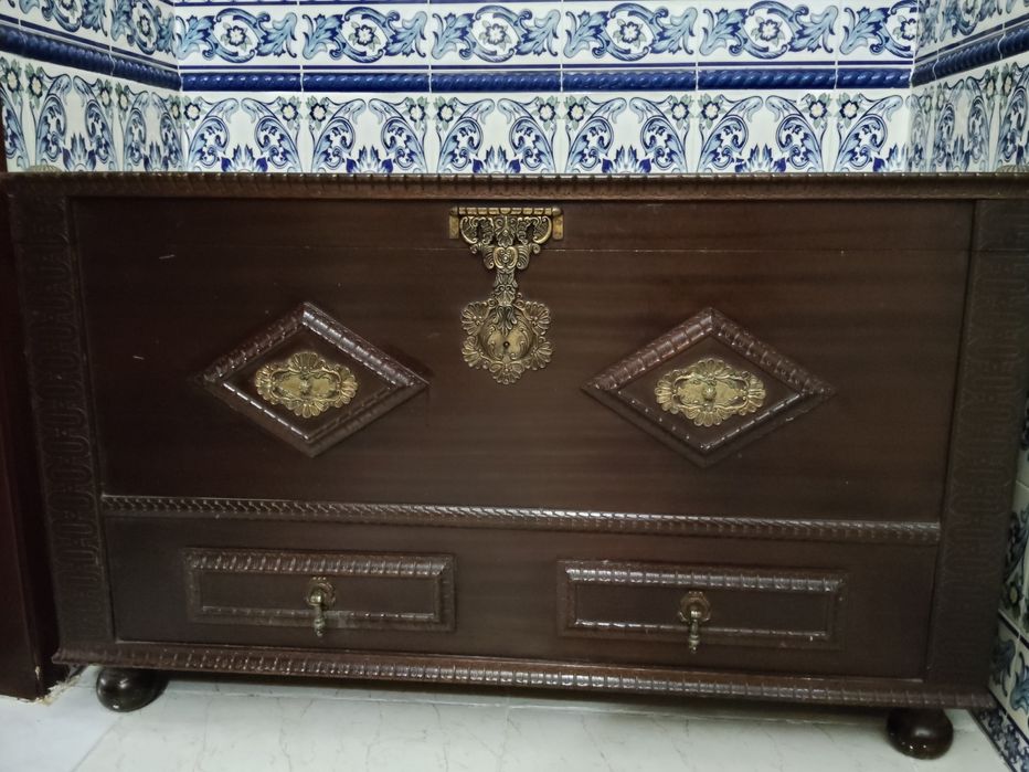 Baú de Madeira Escura Decorado - Espaçoso e Elegante