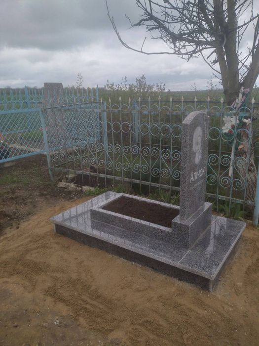 ПАМ'ЯТНИКИ з граніту, мармурової крихти та бетону