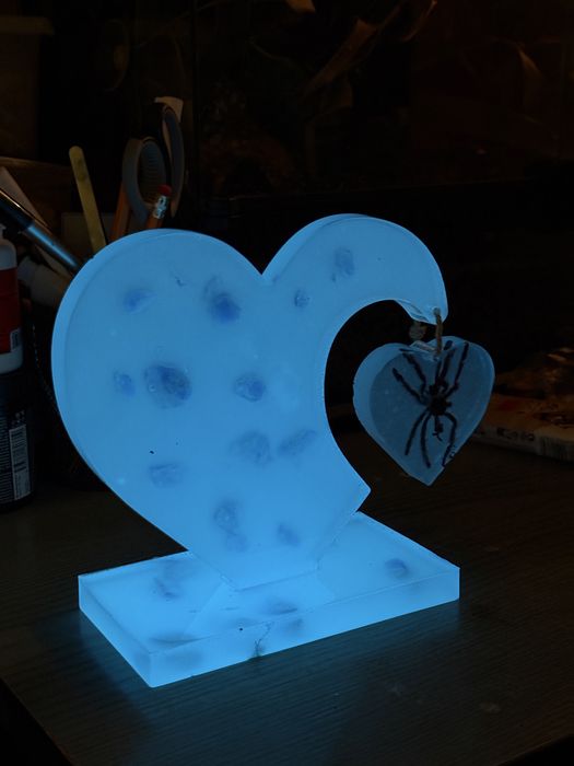 Odlwe żywicy epoksydowej świecący w ciemności serduczka walentynki wylinka prasznika prezent luminescencyjny z kryształkami siarczany miedzi