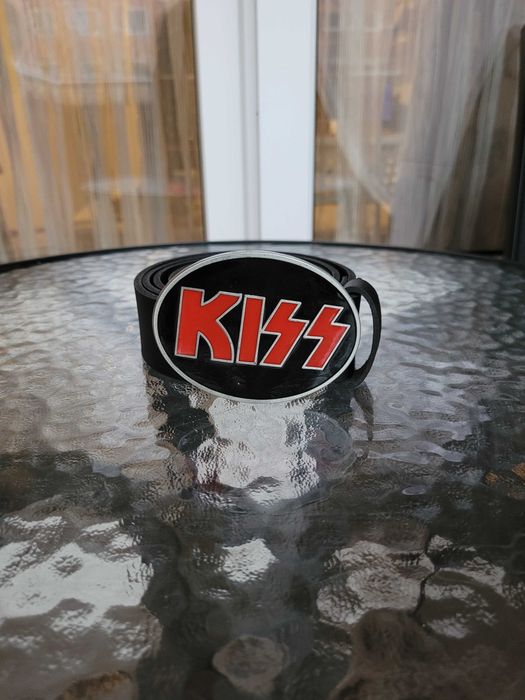 Czarny skórzany pasek z klamrą zespołu Kiss