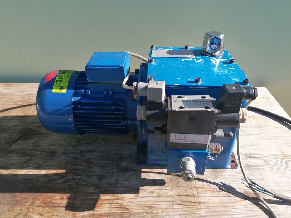 Pompa hydrauliczna z silnikiem i tłokiem