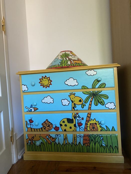 Cómoda em madeira maciça decorado à mão