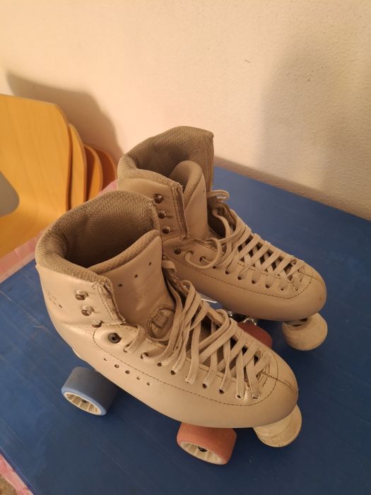 Patins para patinagem artistica.