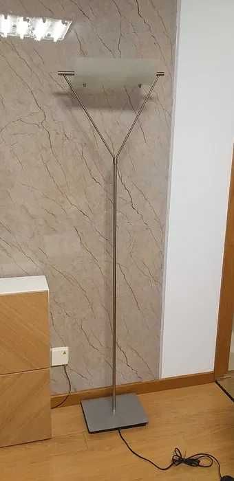 Candeeiro de pé alto