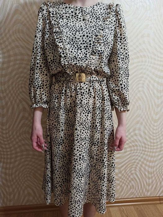 Сукня бежевого кольору з леопардовим принтом