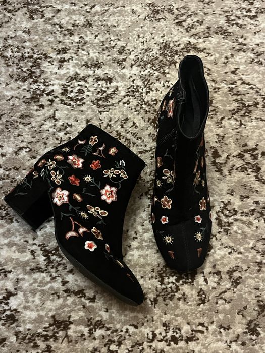Вышитые ботинки черные с вышивкой