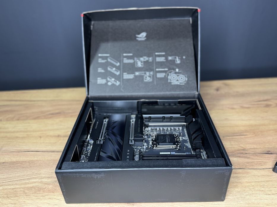 Материнська плата ROG crosshair X870E HERO