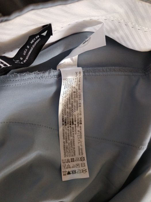 Calças largas de fato tom azul com vinco
