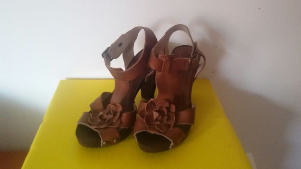 Vendo um par de sandálias em pele n35