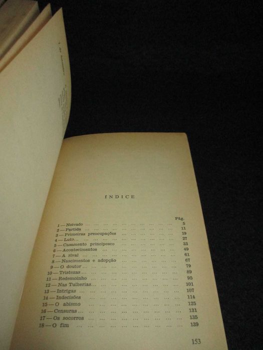 Livro Ao Serviço da Rainha Huguette Champy