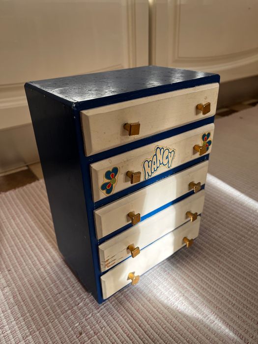 Armário da roupa Nancy em madeira.