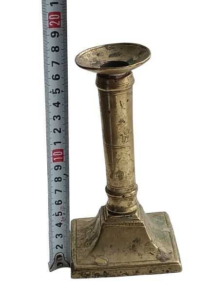 Stary mosiężny świecznik kolumnowy 15,5 cm