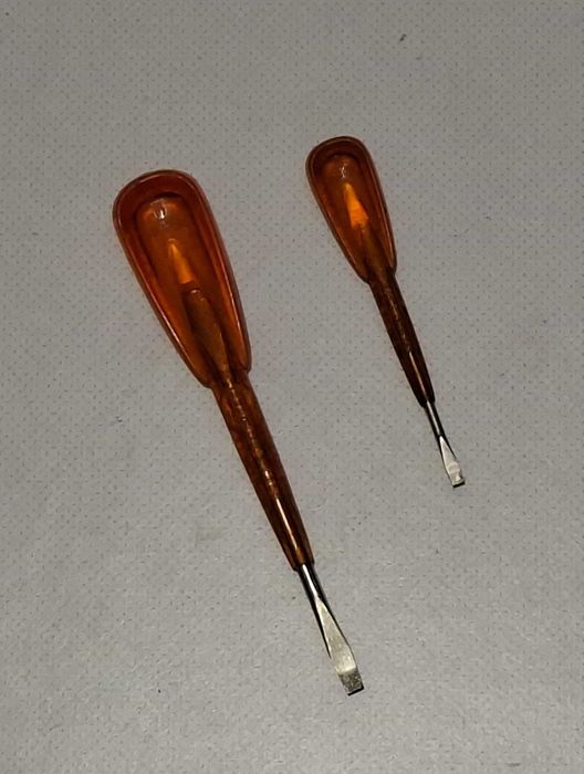Duas Chaves de fenda de eletricista Ticino 5000v, vintage