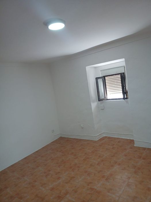 Vende-se casa renovada