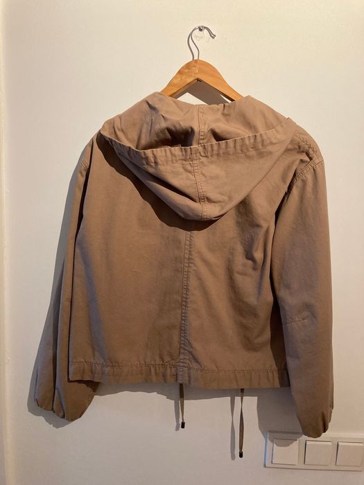 Casaco beje com capuz 94% Algodão e 6% poliester
