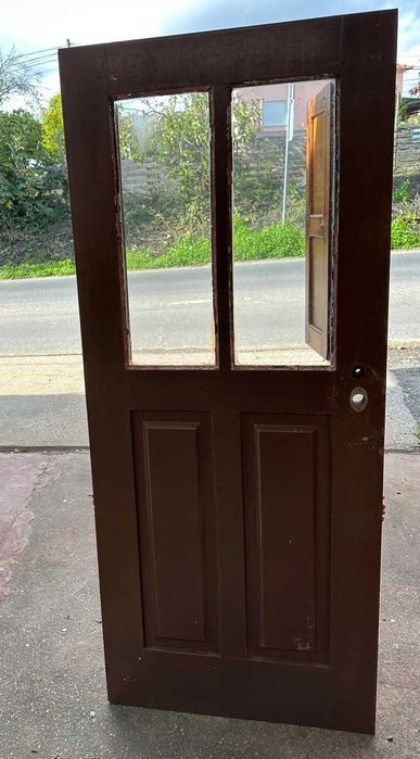 Portas antigas com postigo de exterior