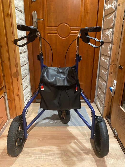 Wózek na zakupy i chodzik dla osoby starszej