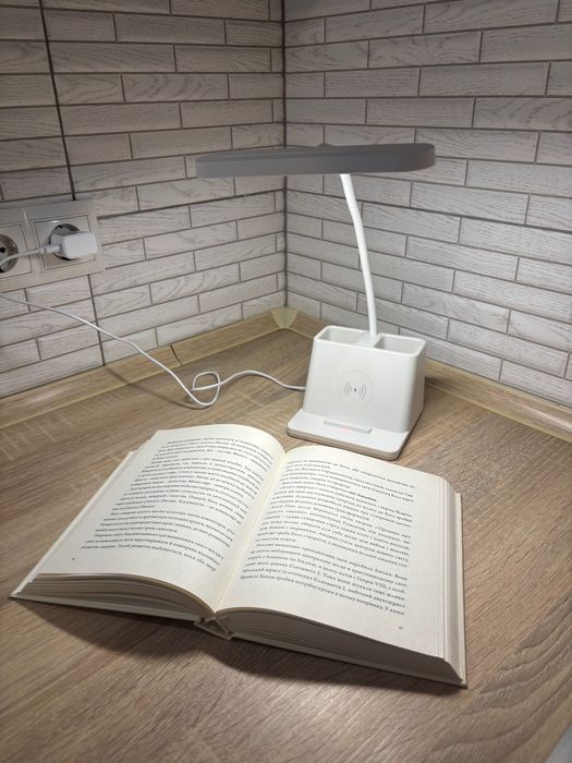 Настільна LED лампа з вбудованою бездротовою зарядкою (Qi)