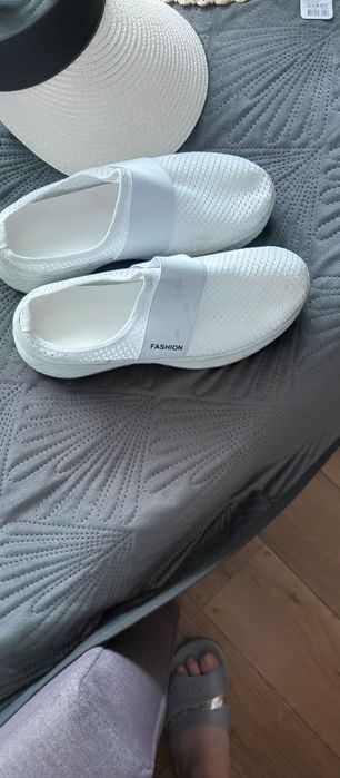Kapelusz daszek plus buty plażowe