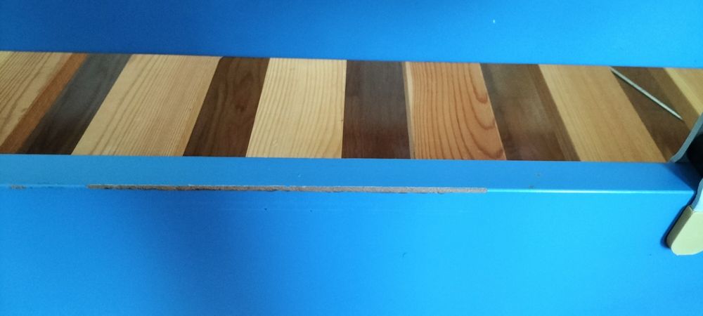Cama de criança azul com estrado