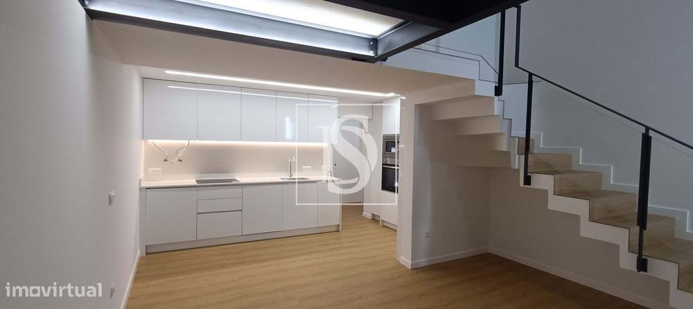 Moradia com terraço, em frente à PRAIA