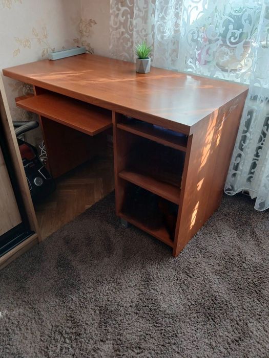 Міцний письмовий стіл з дерева