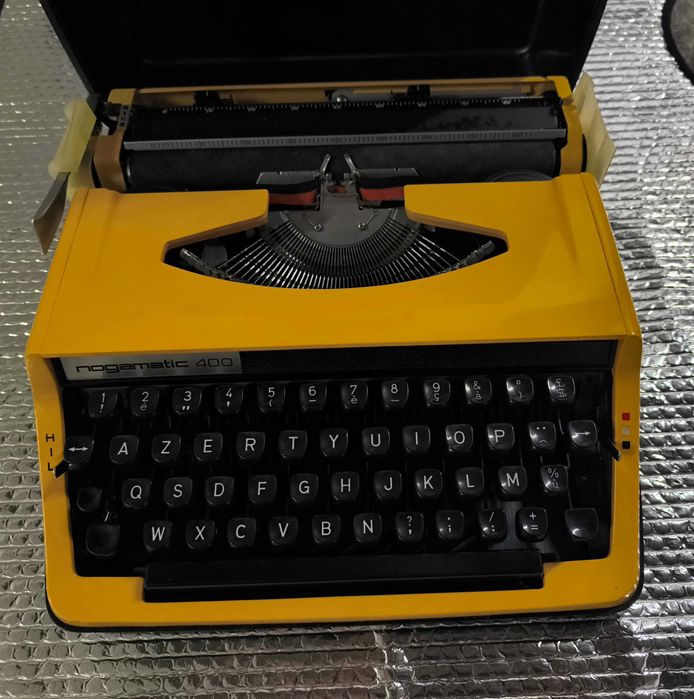 Vendo máquina de escrever nova com mala