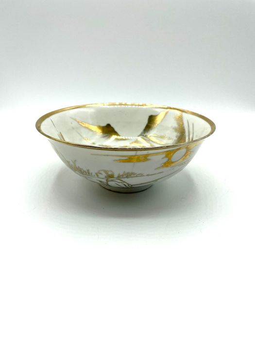 Taça chinesa em ouro