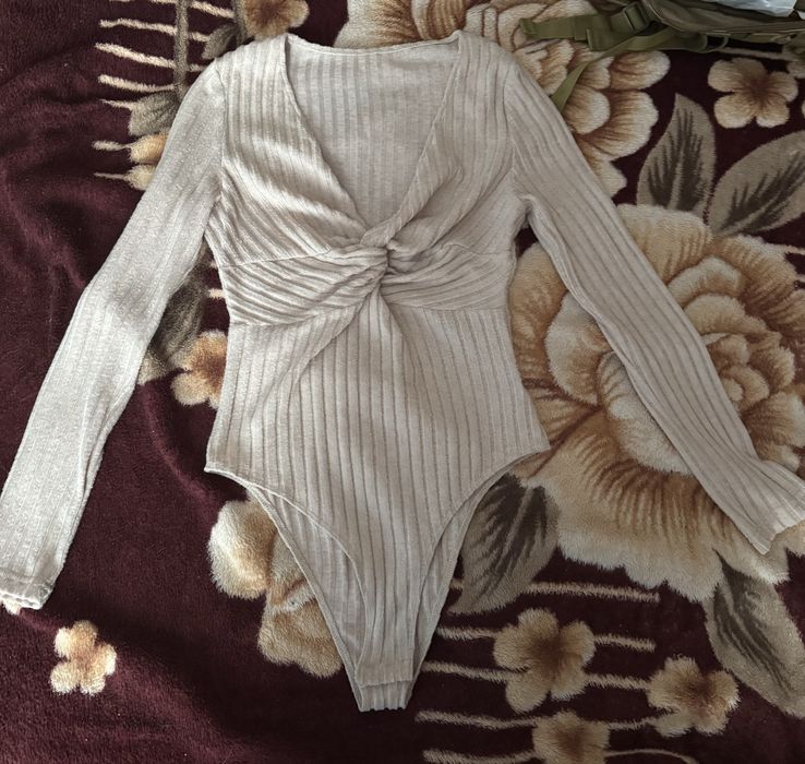 Боді бежевого кольору