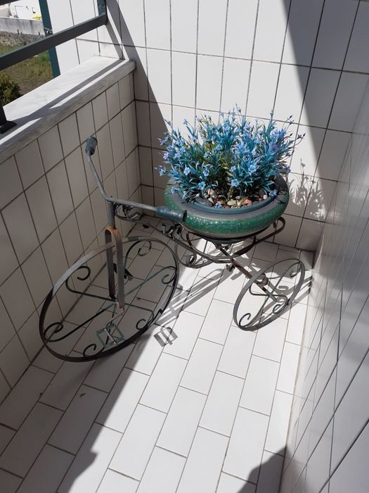 Bicicleta de jardim com vaso incluído.